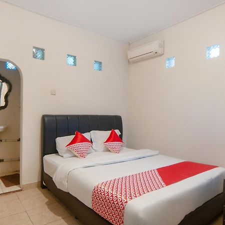 Oyo 2256 Danysa Guesthouse Giacarta Esterno foto