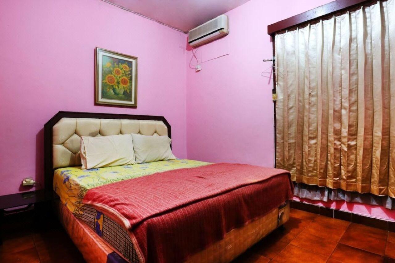 Oyo 2256 Danysa Guesthouse Giacarta Esterno foto