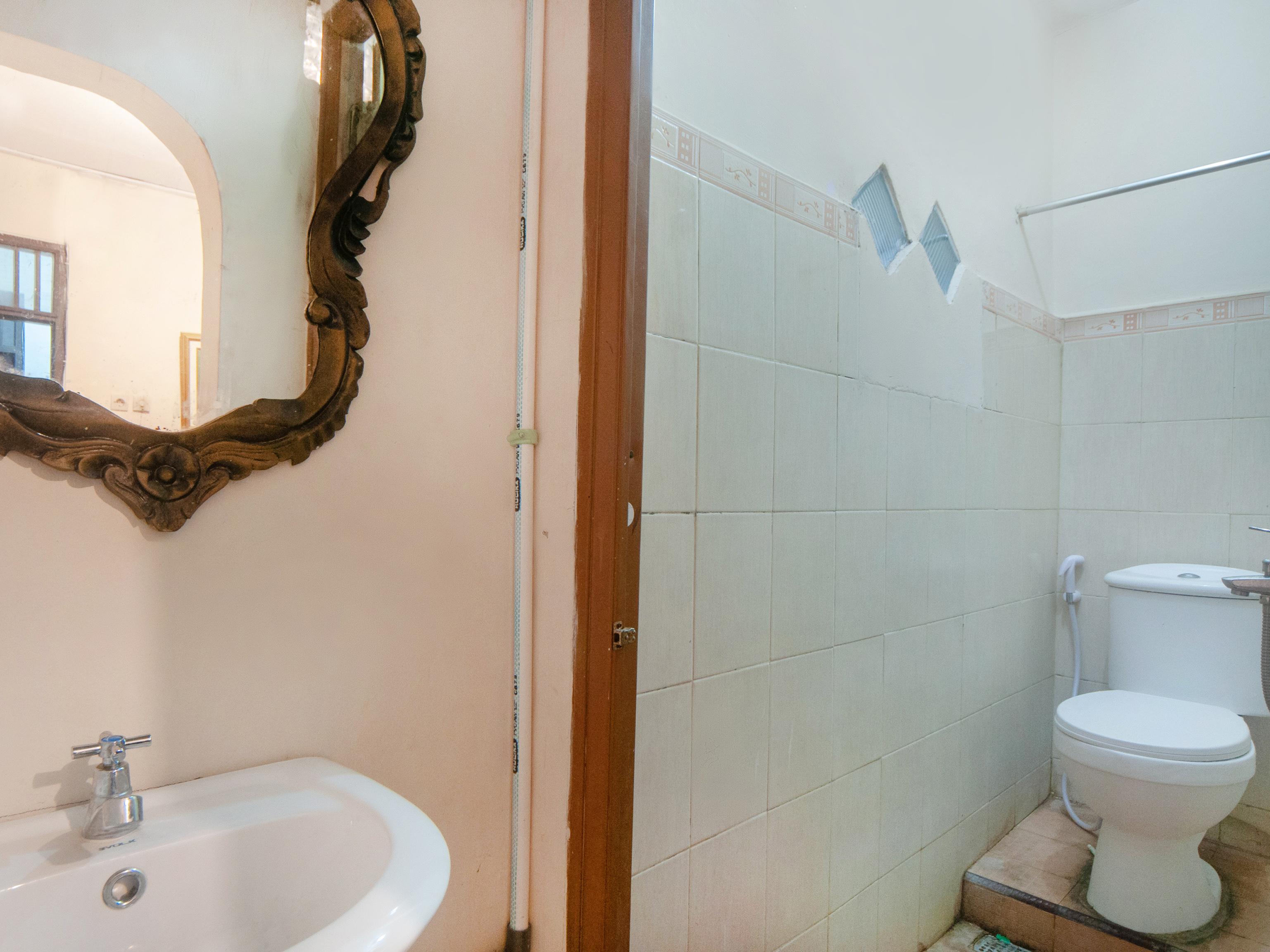 Oyo 2256 Danysa Guesthouse Giacarta Esterno foto