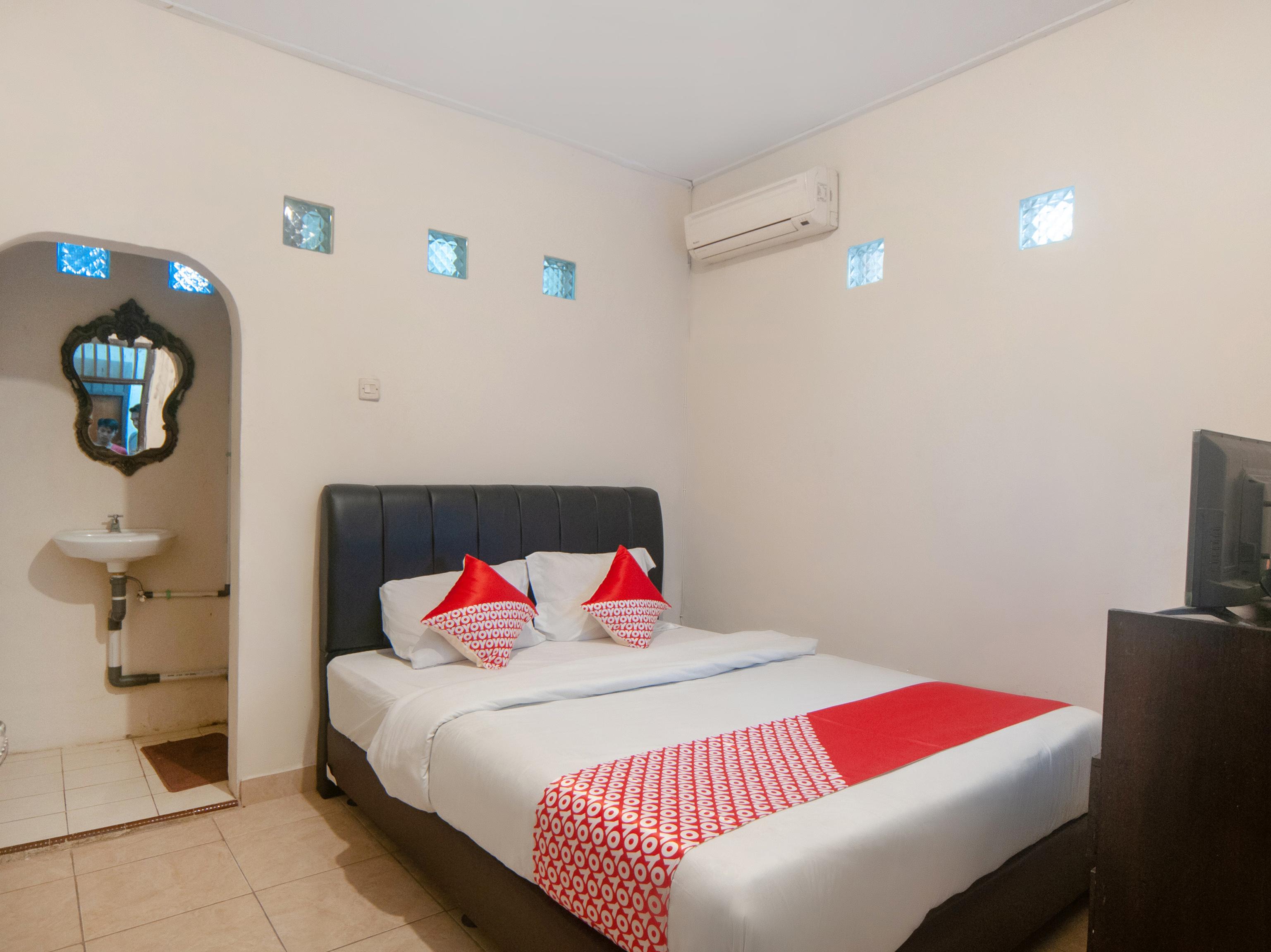 Oyo 2256 Danysa Guesthouse Giacarta Esterno foto
