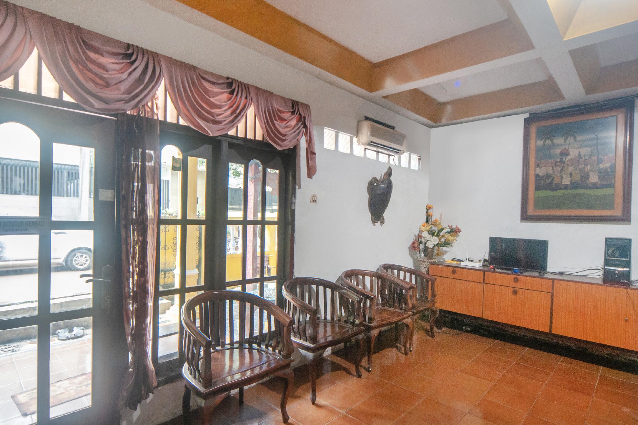 Oyo 2256 Danysa Guesthouse Giacarta Esterno foto