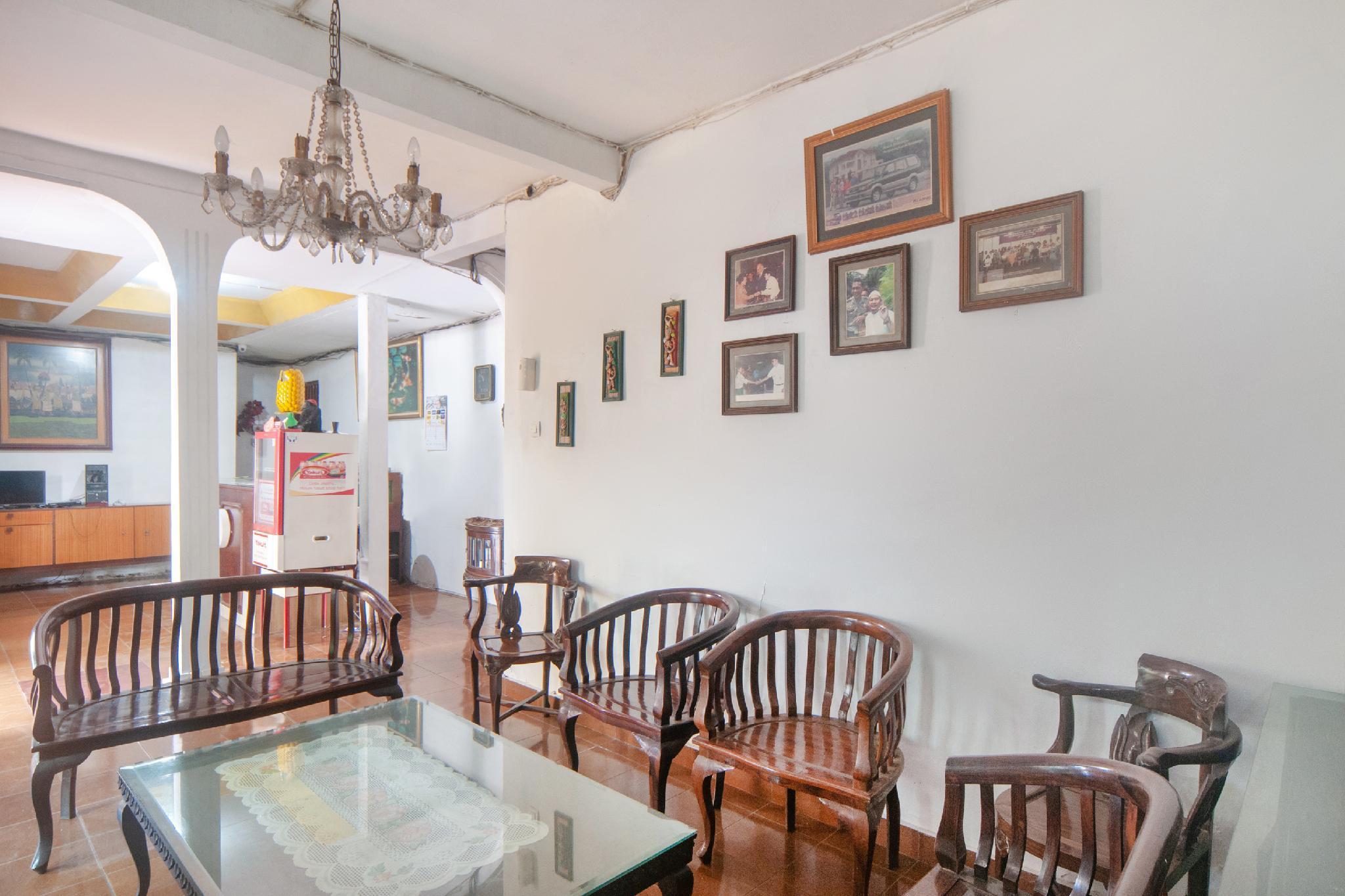 Oyo 2256 Danysa Guesthouse Giacarta Esterno foto