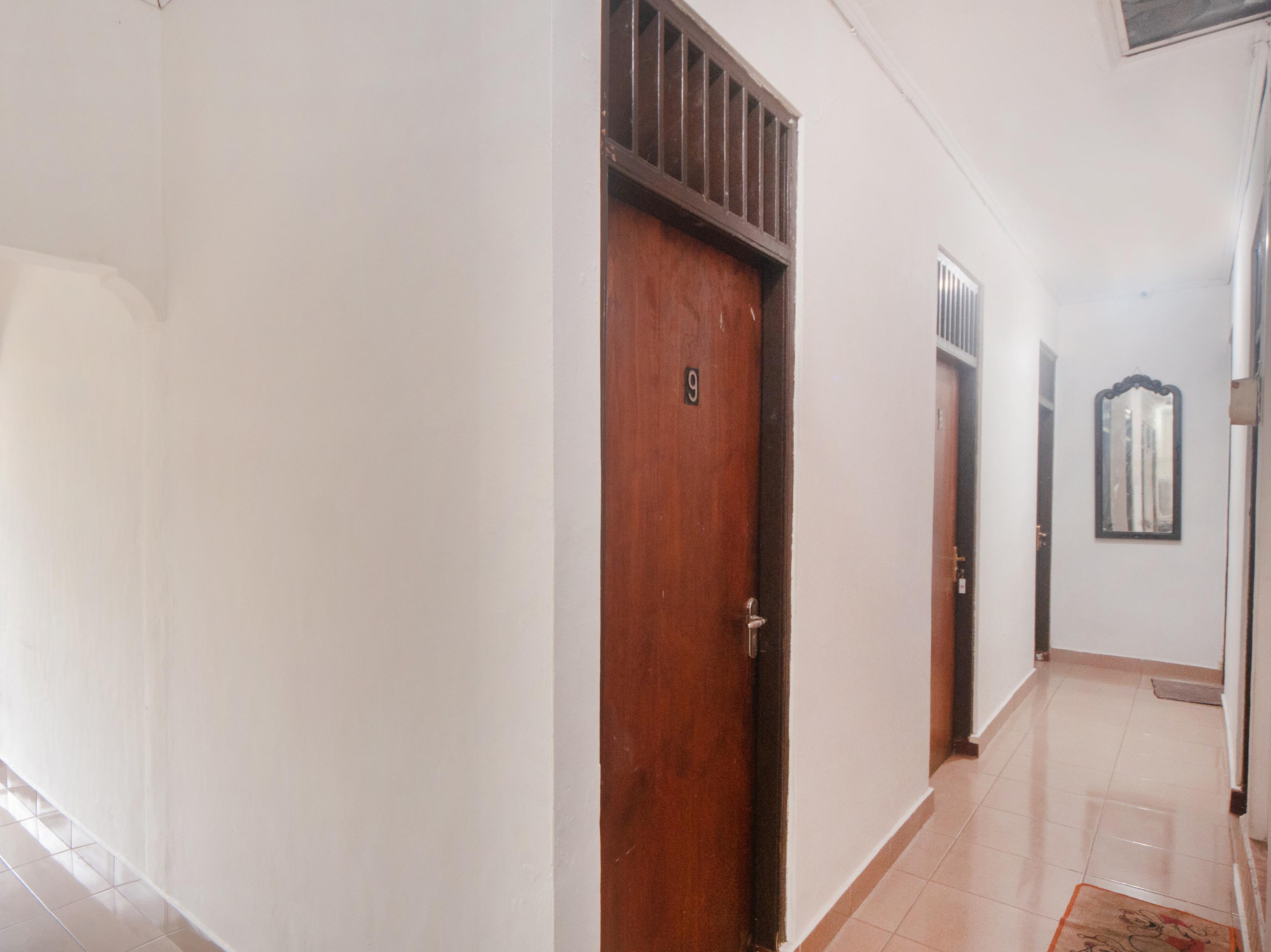 Oyo 2256 Danysa Guesthouse Giacarta Esterno foto