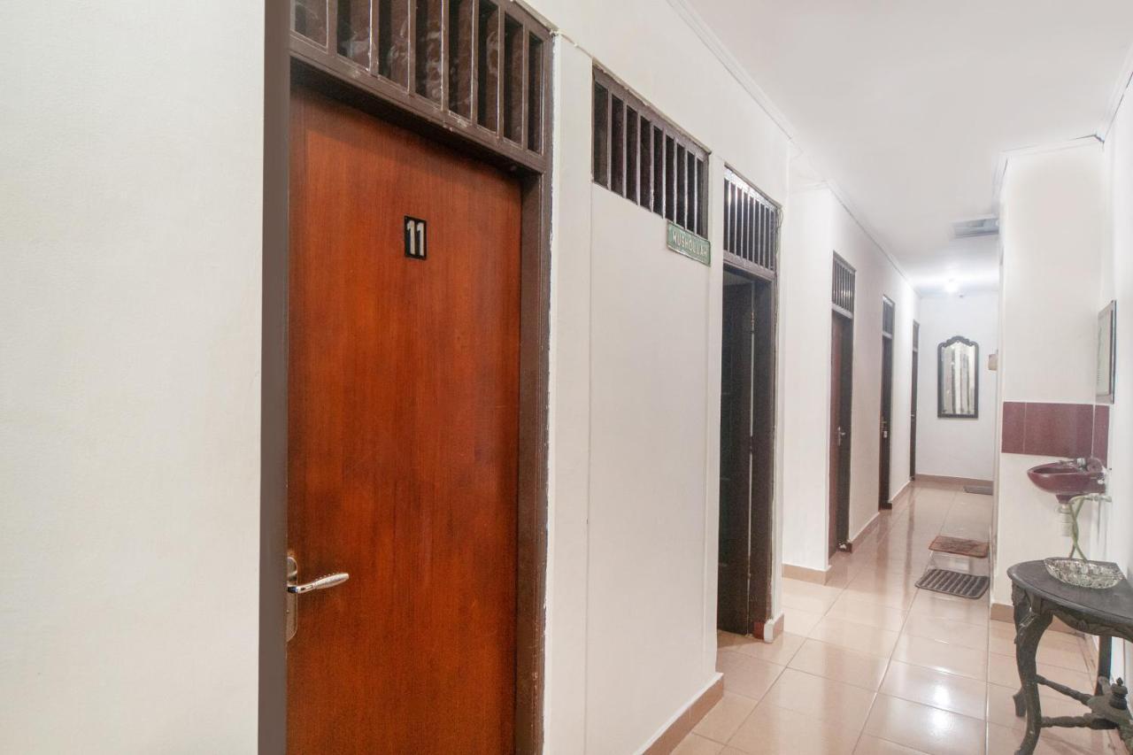Oyo 2256 Danysa Guesthouse Giacarta Esterno foto