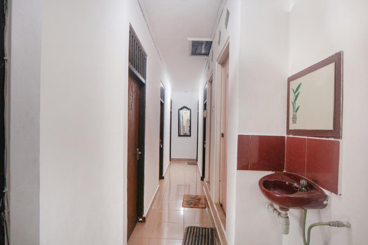 Oyo 2256 Danysa Guesthouse Giacarta Esterno foto