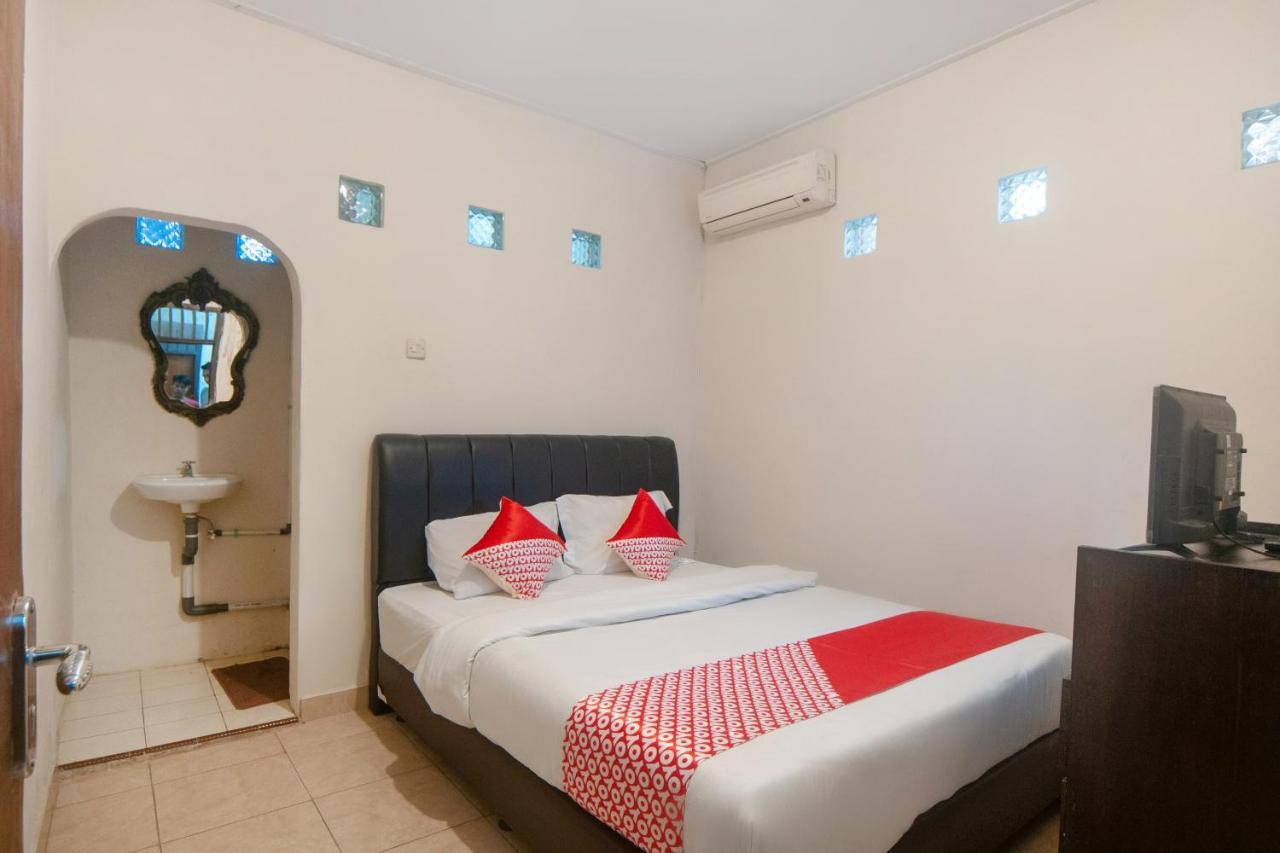 Oyo 2256 Danysa Guesthouse Giacarta Esterno foto
